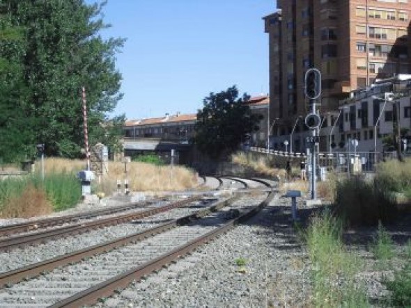 Formalizado el contrato para eliminar el paso a nivel del tren a la entrada de la estación de Teruel