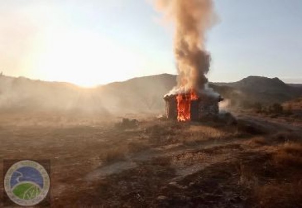 Un fuego desencadena un incendio que quema un pajar y amenazó a una vivienda aislada próxima en Jaganta