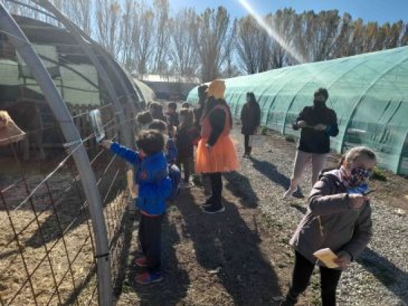 Los escolares de Villarquemado conocen la granja escuela del taller de empleo