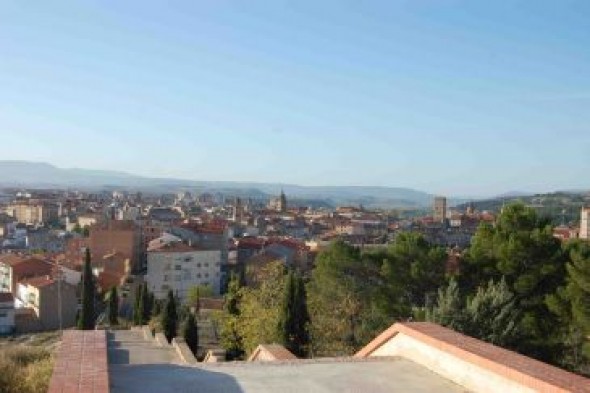 El Ayuntamiento de Teruel sanciona con 700 euros a un local por manchar la vía pública