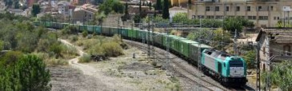 El corte de la vía del tren por el hundimiento de un túnel entre Navarrete y Caminreal  ha afectado ya a 400 viajeros