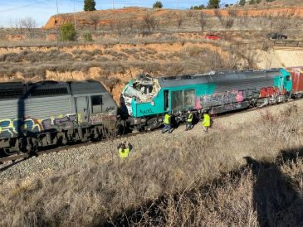 El corte de la vía del tren por el desprendimiento en un túnel entre Navarrete y Caminreal ha afectado ya a 400 viajeros