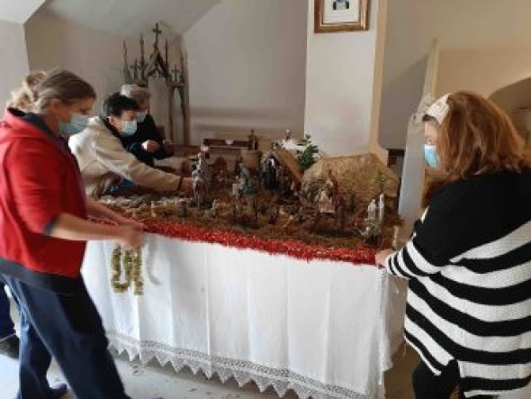 Los vecinos de La Hoz de la Vieja derrochan espíritu navideño para decorar el pueblo