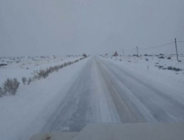Las placas de hielo complican la circulación a pesar de los trabajos de retirada de nieve en muchas carreteras