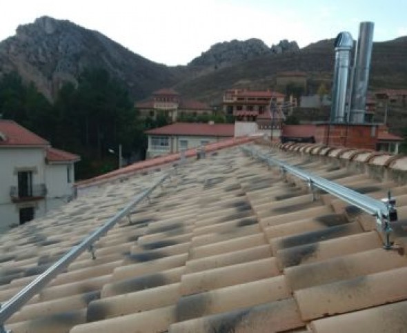 Aliaga reduce el IBI a quien instale placas solares sobre su tejado