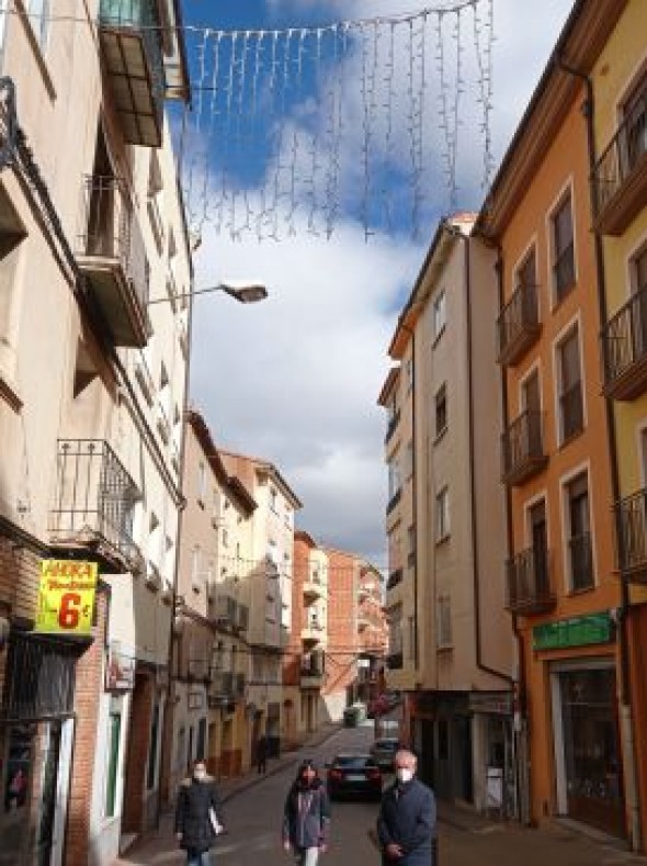 El PSOE de Teruel denuncia que todavía hay luces de Navidad en algunos barrios