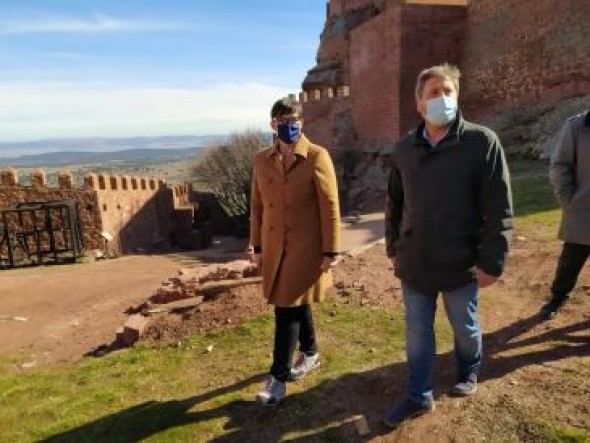 El consejero de Vertebración visita el Castillo de Peracense y destaca su valor como motor turístico y cultural