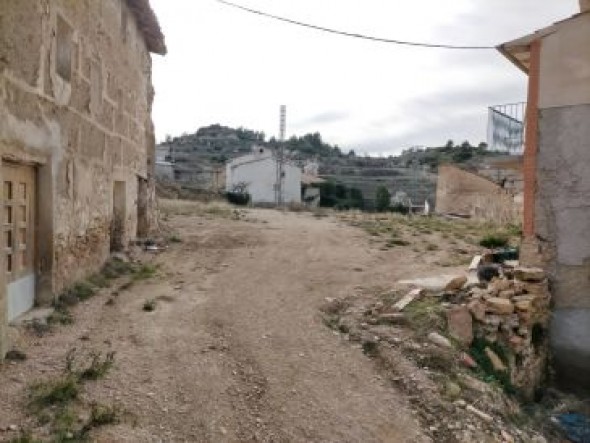 Las Parras de Castellote sanea la calle Gorrión y subastará parcelas