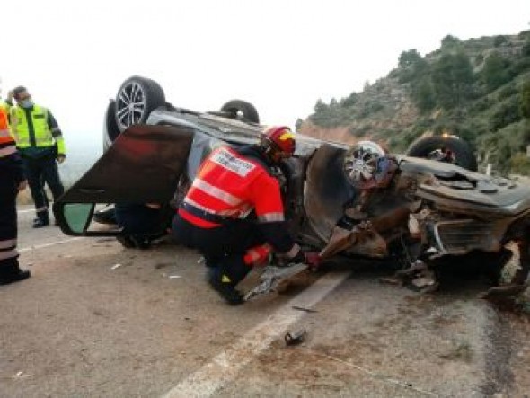 Los bomberos excarcelan de un vehículo a una persona accidentada en la carretera entre Andorra y Alloza