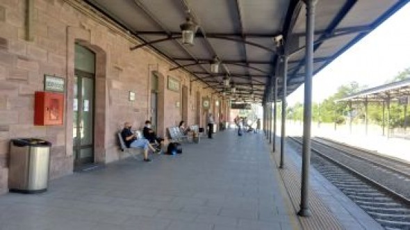 El Teruel-Valencia en el día, un tren condenado a la desaparición por una gestión inadecuada