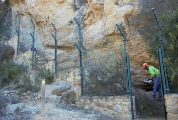Limpian el acceso y el entorno del abrigo rupestre del Arenal del barrio de La Algecira de Castellote