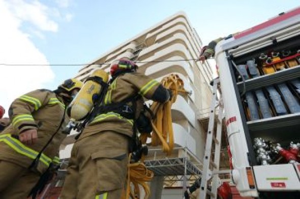 Los bomberos de la DPT realizan prácticas de intervención en un edificio de nueve alturas