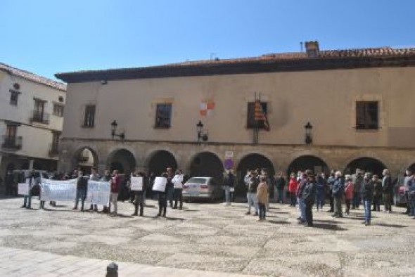 85 personas salen a la calle en Mosqueruela para defender los proyectos eólicos