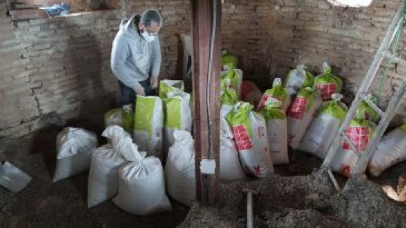 Los vecinos de Muniesa retiran cientos de sacos de palomina de la torre mudéjar