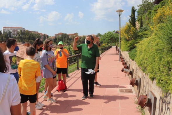 San Julián muestra a los niños la riqueza de la flora del barrio