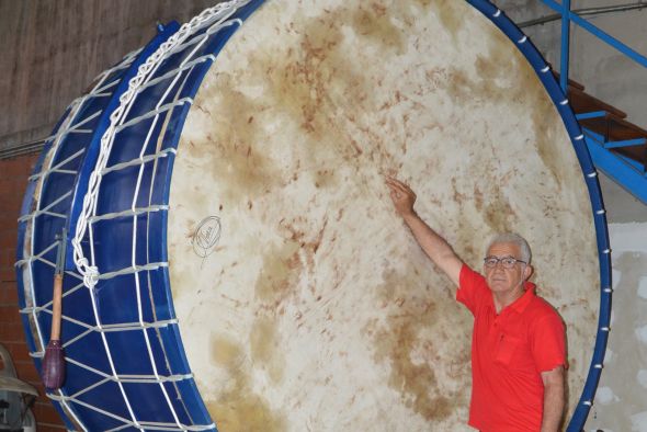 Pepe Vera, artesano de tambores y bombos: “Dijeron que no se haría otro bombo más grande en el mundo y aquí lo tienen