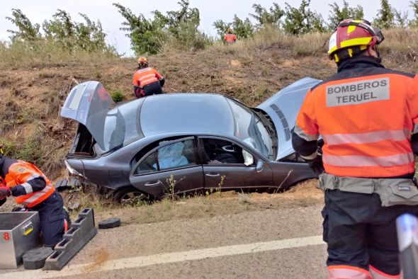 Accidente en la A 226, en el término municipal de Calanda, al salirse un coche de la vía