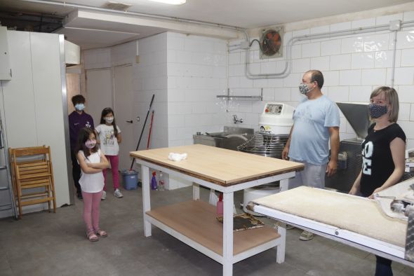 Una familia zaragozana llega a Camarena para salvar del cierre la escuela y el horno municipal