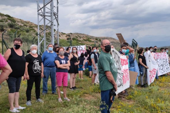 Los vecinos de Cuevas de Cañart reclaman que se active la torre de telefonía