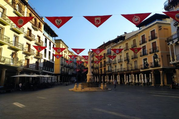 La plaza del Torico de Teruel se tiñe de rojo con pañuelos de las peñas días antes de la No Vaquilla