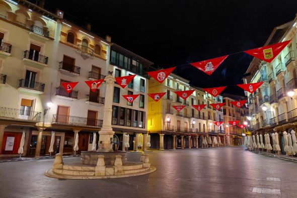 Una puesta simbólica del pañuelo por la peña El Agüelo para recordar que este año tampoco se celebra la Vaquilla