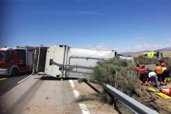 Un muerto al volcar un tractor en Muniesa y un herido grave en un accidente en la A-23 en Cella