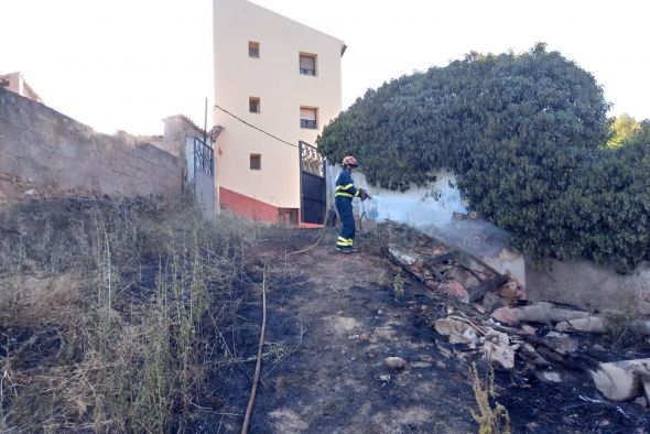 Bomberos de la Diputación de Teruel sofocan un incendio dentro de una parcela de una vivienda de Albalate