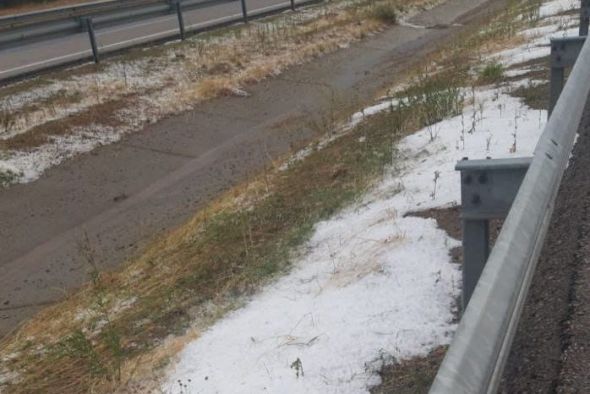 Dos colisiones múltiples en la A-23 en Caudé a causa del granizo se saldan con cinco personas heridas y once vehículos implicados
