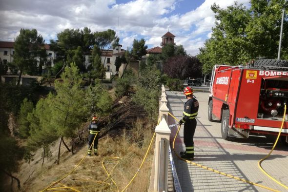 Los bomberos de la Diputación extinguen un pequeño incendio en la ladera de la Cuesta del Cofiero de Teruel