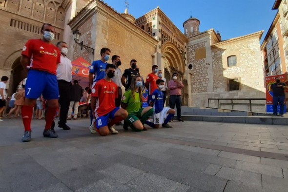 El rojo, protagonista indiscutible de la nueva camiseta del CD Teruel