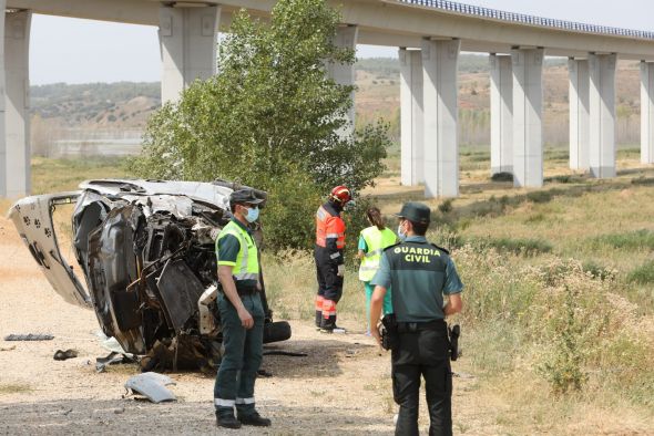 Un muerto, un herido grave y tres leves al salirse una furgoneta de la A-23 y caer por un puente en Calamocha