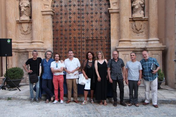 La emoción de la poesía inunda la entrada a la iglesia de Burbáguena