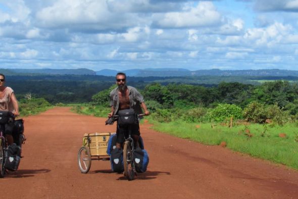 Carmelo López e Isabel Segura recorrieron África en bici: “En África, nuestro objetivo era entretener y que la gente comprendiera lo que veía”