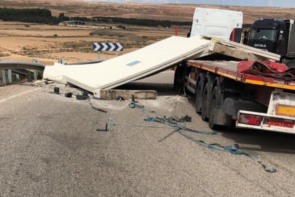 Corte de tráfico en la N-232 en sentido Vinaroz a la altura de Azaila al perder su carga un camión