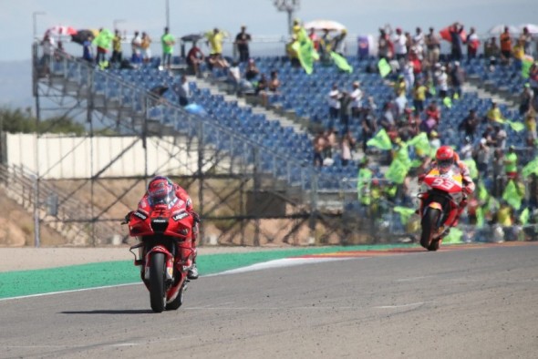 Bagnaia gana, Márquez muestra su mejor versión y Quartararo pincha en Motorland