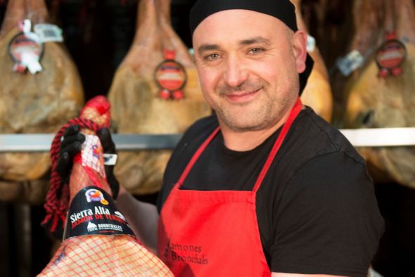 Paco Nácher,  jamonero de Bronchales: “Antes de la pandemia la gente era reacia a comprar alimentos por internet”