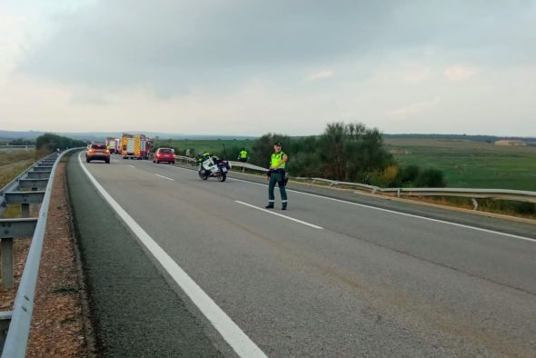 Fallece un hombre de 56 años tras salirse de la carretera y caer su vehículo por un terraplén de unos 15 metros en la A-23