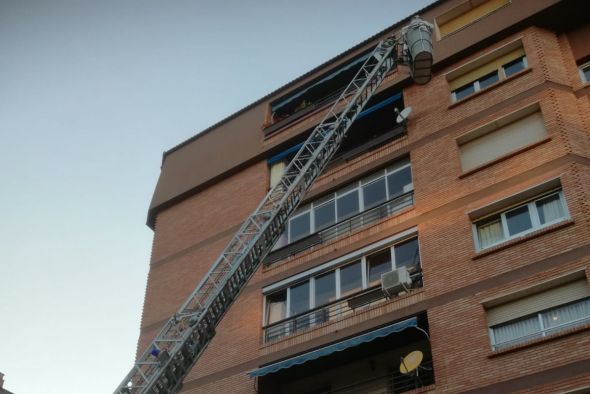 Los bomberos de Teruel retiran un avispero ante el riesgo de que los animales entraran en las viviendas