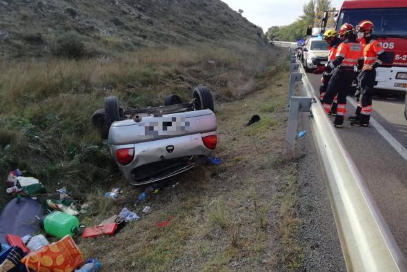 Los bomberos de la DPT excarcelan al conductor de un coche tras salirse de la vía en la N-234 en Calamocha