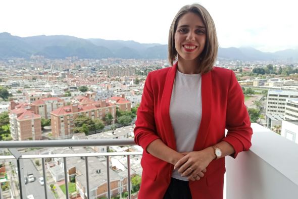 Lucía Benavente Liso, periodista y finalista de los premios de la Fundación Corresponsables:  “En Colombia se tiene un alto sentido de orgullo por su país y sus tradiciones”