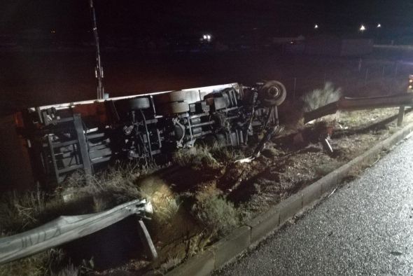 Los bomberos excarcelan a un camionero tras volcar su vehículo en Caminreal