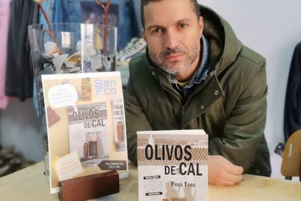 Fran Toro, escritor: “La novela ‘Olivos de cal’ es un llamamiento desesperado a escuchar a los mayores”