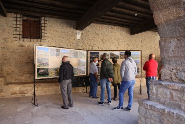 Cantavieja se acerca a sus masías con una muestra que hace un repaso por casi todas