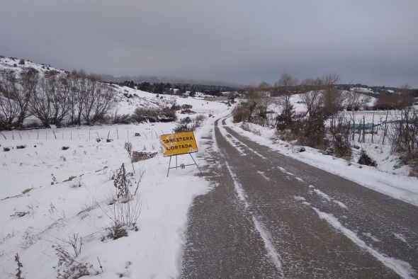 La nieve sigue provocando problemas de circulación en varias carreteras de la provincia y la A2705 de Valdelinares está cortada