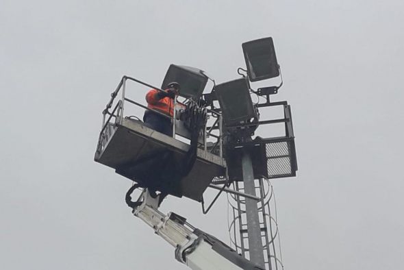 La Vega instala las nuevas torres de luz y su segundo graderío para el partido CD Utrillas-Valencia de Copa del Rey