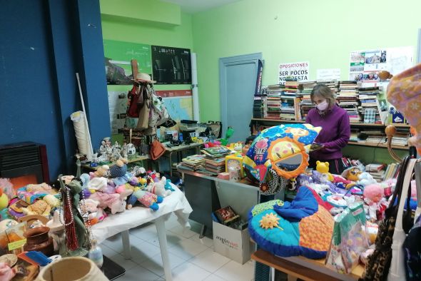 El mercadillo solidario de San Julián ofrece artículos a 1 y 3 euros para ayudar a familias vulnerables