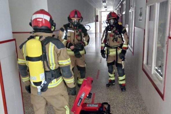 Bomberos de la Diputación de Teruel participan en un simulacro del IES Bajo Aragón de Alcañiz