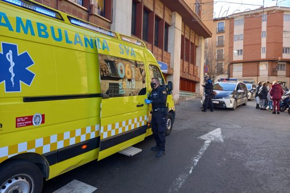 La Policía Local de Teruel atiende a un hombre de 71 años que estaba sufriendo un infarto en la calle