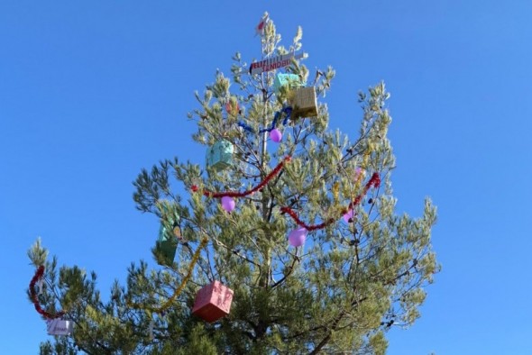 El MAR desea ‘Feliz Sanidad’ con un árbol reivindicativo