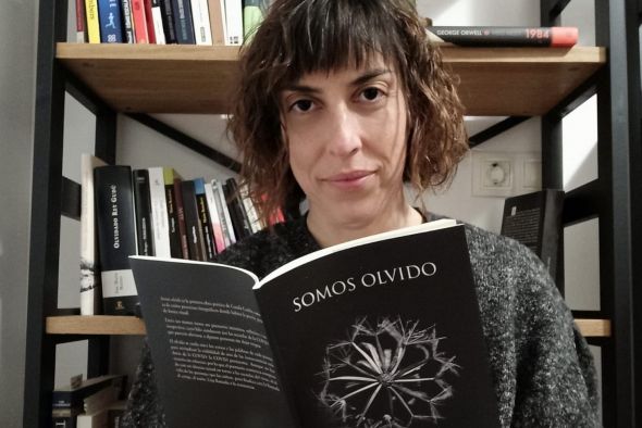 Guada Caulín,  autora del poemario ‘Somos olvido’, dedicado al covid persistente: “Empecé a escribir versos cuando las secuelas del covid me impidieron hacer fotos”